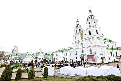 Благодатный огонь от гроба Господня доставили в Минск