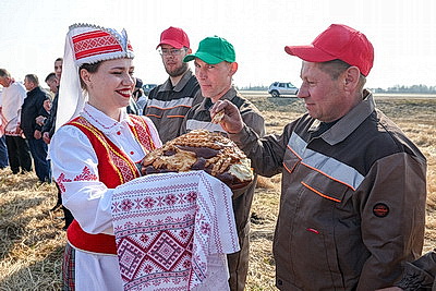 В поле - с добрым сердцем. В Витебском районе дали старт посевной кампании