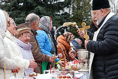 Православные верующие освящают пасхальную трапезу в храмах Беларуси