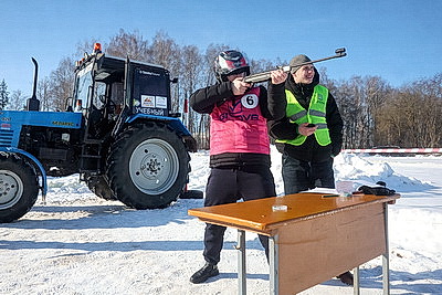 Зимнее бездорожье и огневой рубеж: \"Тракторный биатлон\" в Горках испытал на прочность людей и технику