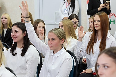 \"Единство начинается с каждого из нас\". Молодежь обсудила ценности праздника на акции \"Беларусь адзіная\"