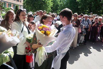 Последние звонки для выпускников 9-х и 11-х классов прозвенели по всей Беларуси