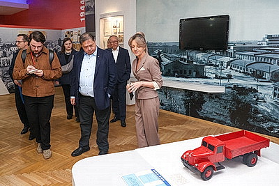 Индонезийская делегация оценила белорусскую технику во время визита на МТЗ и МАЗ