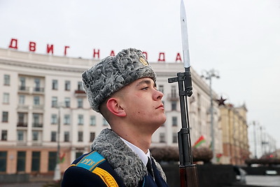 К монументу Победы возложили цветы в День защитников Отечества