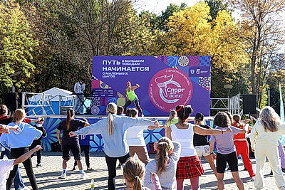 Проект \"Спорт для всех\" завершил сезон вечеринкой в стиле 2000-х