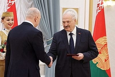 Лукашенко вручил дипломы доктора наук и аттестаты профессора