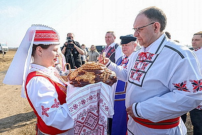 В поле - с добрым сердцем. В Витебском районе дали старт посевной кампании