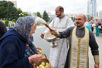 Православные верующие отмечают Яблочный Спас