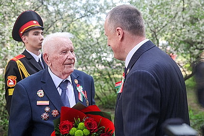 Ветераны Великой Отечественной войны принимают поздравления с 9 Мая