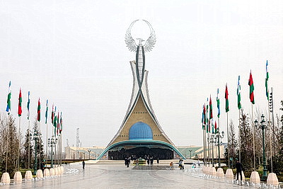 Турчин возложил венок к монументу Независимости в Ташкенте