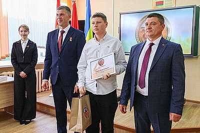 Уроки от лучших хлеборобов. В Минской области открыли уникальную школу комбайнеров