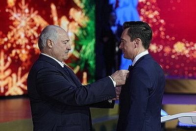 \"Мы все служим Отечеству\". Лукашенко отметил заслуги тех, кто двигает Беларусь вперед конкретными делами