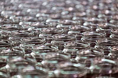 Как хрупкая женщина из Гродно держит под контролем стекловаренную печь