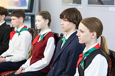 Крутой - школьникам: паспорт - это документ, в котором встречается ваша личная история и корни всей страны