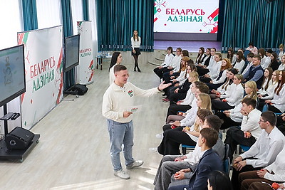 \"Единство начинается с каждого из нас\". Молодежь обсудила ценности праздника на акции \"Беларусь адзіная\"