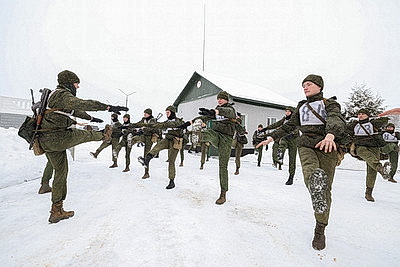 Внезапная проверка ВС продолжается. Бойцы сдают экзамен на выносливость