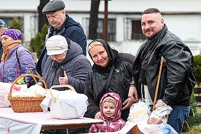 Православные верующие освящают пасхальную трапезу в храмах Беларуси