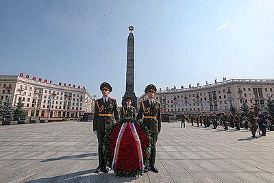 Российская делегация возложила венок к монументу Победы в Минске
