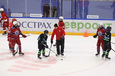 Легенды хоккея провели мастер-класс для участников турнира \"В основании будущего\"