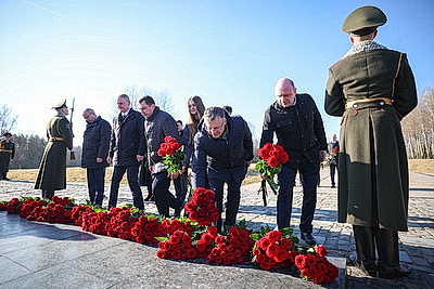 \"Пусть скорбь и печаль обернутся в мужество ваше и силу\". В Хатыни проходит всенародная вахта памяти