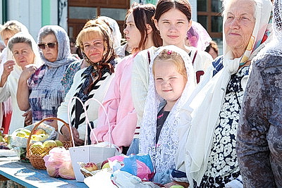 Православные верующие отмечают Яблочный Спас