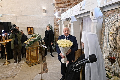 Лукашенко зажег рождественскую свечу в храме в Минском районе