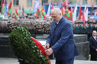Лукашенко возложил венок к монументу Победы в Минске