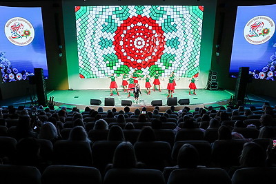 От традиций к современности. Около 300 участниц собрал в Минске форум \"Труд. Созидание. Будущее\"