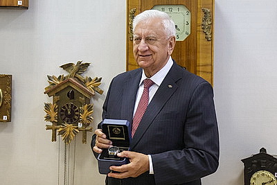 Часы делегата первого ВНС Мясниковича передали музею столичной школы