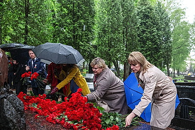 Почтить память погибших. Возложения цветов к братским могилам и мемориалам проходят в канун Дня Победы