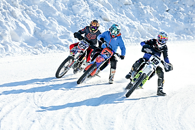 С жаждой адреналина. Белорусские гонщики покорили стихию на соревнованиях по мотоспидвею