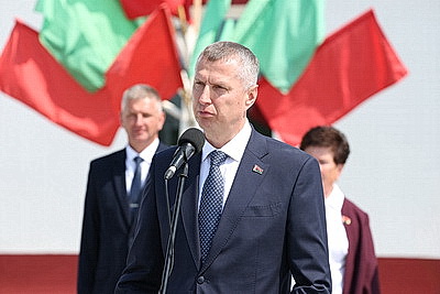 Полевые работы, готовность техники и зерносушилок: Крутой ознакомился с ходом уборочной в Климовичском районе