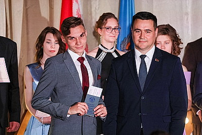 Торжественное вручение аттестатов выпускникам школ проходит в Беларуси