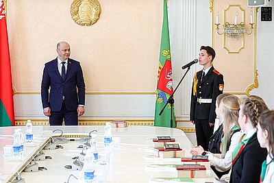 18 отличников учебы из Витебской области получили первые паспорта