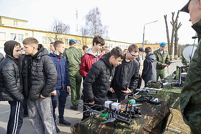 Сделать фото на фоне вертолета и в снаряжении парашютиста. Учащиеся Малоритского района побывали в 38-й бригаде