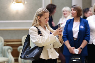 Делегация работников образования стран СНГ посетила с экскурсией Дворец Независимости