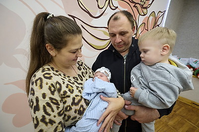 Подарок - в День народного единства. В Витебске многодетным семьям вручили \"Бацькавы кашулі\"
