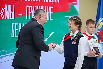 \"Важный день, который останется в памяти\". Столичным школьникам вручили паспорта в Минской ратуше
