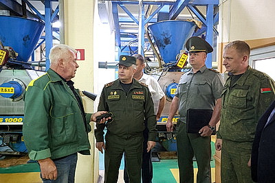 \"Люди заряжены, задачи по силам\". Военкомы ознакомились с ходом уборочной в Гродненском районе