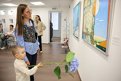 В подарок прекрасному городу. В Минске открылась выставка живописи Михаила Левковича