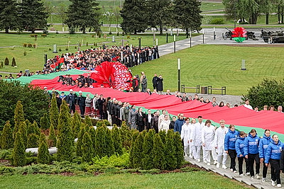 Под звуки марша. На Кургане Славы пронесли 100-метровое полотнище государственного флага