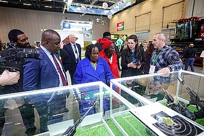 Парламентская делегация Зимбабве посетила ПВТ и ММВЦ