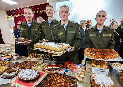 Ароматные домашние пироги приготовили в честь праздника молодым десантникам в Витебске