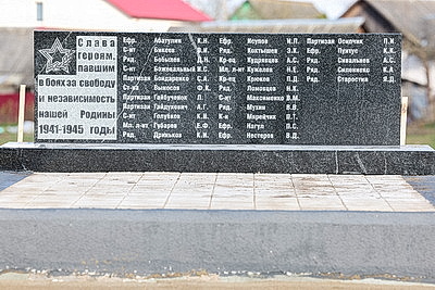 Республиканский субботник: премьер-министр принял участие в благоустройстве братской могилы в Минском районе