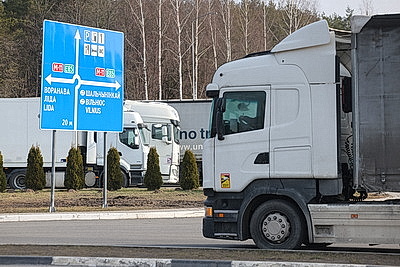 \"Не торопятся работать\". Как литовская сторона принимает грузовики в пункте пропуска \"Бенякони\"