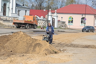 Молодой лес, обновленные улицы, цветники: Жировичи всем миром вышли на субботник