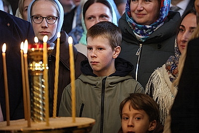 Лукашенко зажег пасхальную свечу в одном из деревенских храмов