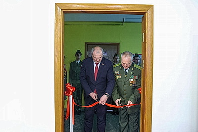 \"Воспитать внутренний стержень\". Чему научат школьников в новом военно-патриотическом клубе \"АрмАдА\"