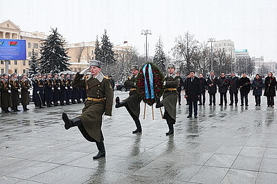 Председатель Мажилиса Парламента Казахстана возложил венок к монументу Победы в Минске