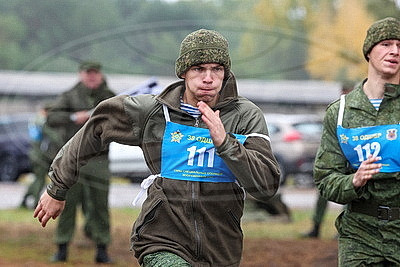 Брестские десантники сдают нормативы по физподготовке во время проверки ВС